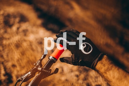 Die Bildunterschrift wird in Bälde eingefügt. Sie können uns aber gern auch per E-Mail oder Telefon kontaktieren, wir helfen gerne weiter. Eine Hand mit Handschuh greift nach dem Griff an einem Fahrradlenker.