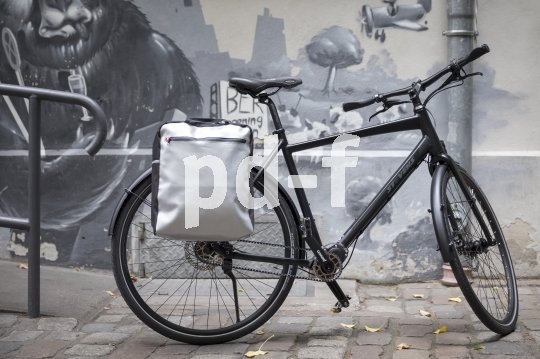 Ein schlauer Begleiter im Radelalltag ist die Gepäckträgertasche. Die "Kurier fix" von Fahrer Berlin gibt es in unterschiedlichsten Styles, da sie auch aus recyclten Planen gefertigt wird.