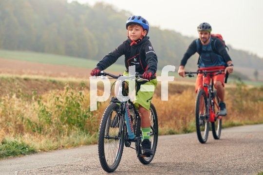 1. Der Schlafsand in den Augen vernebelt noch etwas den Blick am frühen Morgen. Der ist aber ruckzuck heraus gewaschen und schon geht es los. Im Rucksack befindet sich neben dem Proviant auch noch ein Kletterseil. Es soll ja auch schön abwechslungsreich werden!