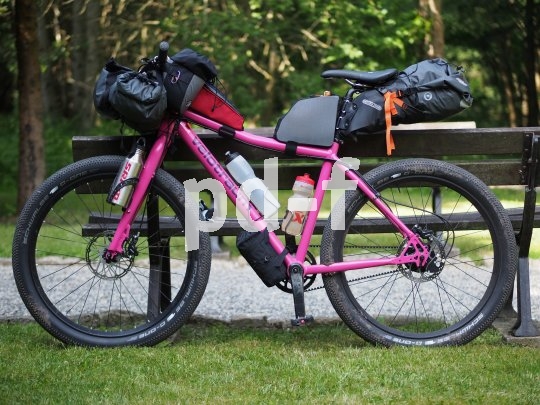 Ein Expeditionsfahrrad anno 2018: Das Gepäck wird in Bikepacking-Taschen übers Rad verteilt, so bleiben Fahrdynamik und Geländegängigkeit erhalten. Plus-Bereifung, hier von der Gattung Gravel-Bike geborgt, bringt ordentlich Traktion und Komfort.