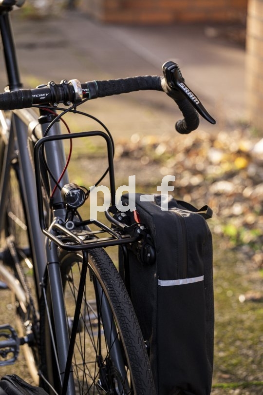 Accessoirespezialist Fahrer Berlin bietet einen schlank bauenden Frontgepäckträger für Fahrräder mit den Laufradgrößen 26- und 28-Zoll an. Er trägt bis zu 15 kg Last. Auch seitliche Gepäcktaschen lassen sich problemlos montieren.