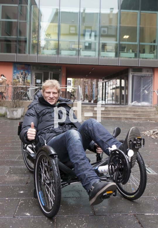 Alltagsmobilität im Schnellgang bietet ein Liegedreirad. Man sitzt wie im Sportwagen, kann sich beim Treten am Sitz abstützen und genießt den Vorzug geringen Luftwiderstandes.