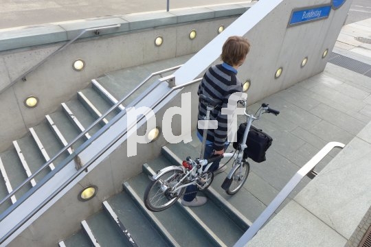 Hersteller Fahrer Berlin bietet einen Rucksack speziell für Faltradfahrer an, der perfekt für die Fronthalterung am Brompton-Faltrad geschnitten ist. So bleiben beim Falten und Tragen die Hände frei, beim Fahren dagegen der Rücken. Als Tragehilfe gibt es zudem einen genau passenden Griff.