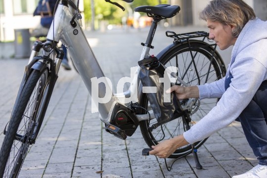 Vor Schmutz und Nässe geschützt ist das Ladegerät in der "Charger Bag" von Hersteller Fahrer Berlin - ein großer Vorteil beim Laden etwa an einer öffentlichen Ladesäule.