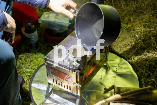Faltbar, effektiv und gemütlich: Küchenherd/Ofen für unterwegs.