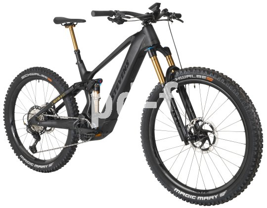 Freisteller schwarzes E-Mountainbike schrägansicht
