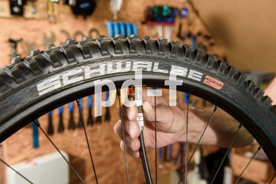 Der Ausgangsschlauch des Boosters wird auf das Ventil geschraubt.