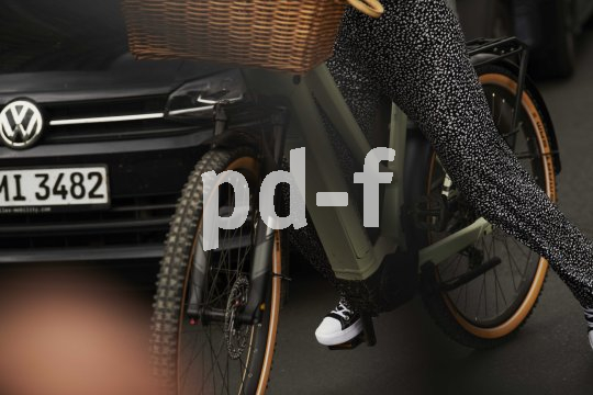 Detailaufnahme eines E-Bike-Rahmens im Straßenverkehr.