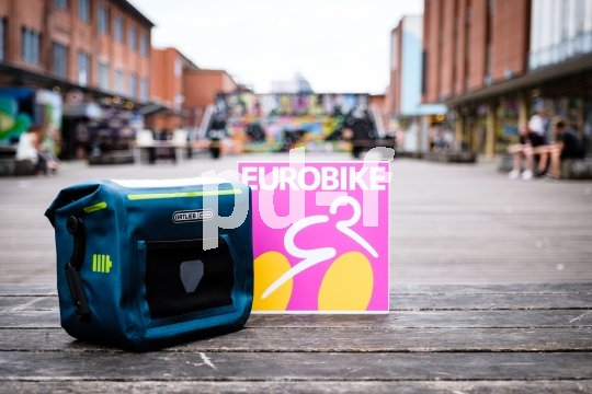 Speziell auf E-Bikes zugeschnitten ist die wasserdichte Lenkertasche "E-Glow" von Ortlieb. LEDs (StVZO konform) erhöhen die Sicherheit und beleuchten das Innenfach. Befestigungsmöglichkeiten für Flaschenhalter gleichen einen Mangel aus, der häufig durch die Montage des Akkus am Rahmen entsteht.