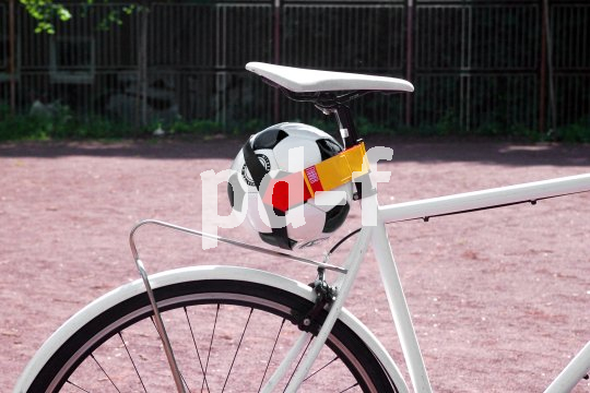 Die Bildunterschrift wird in Bälde eingefügt. Sie können uns aber gern auch per E-Mail oder Telefon kontaktieren, wir helfen gerne weiter. Ein Fußball unter dem Sattel eines Fahrrads befestigt.