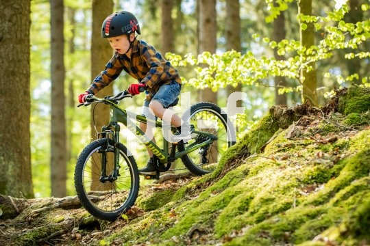 Volle Konzentration: So ein Kinder-Mountainbike macht jede Menge Offroad-Spaß möglich. Das fordert Körper und Geist heraus.