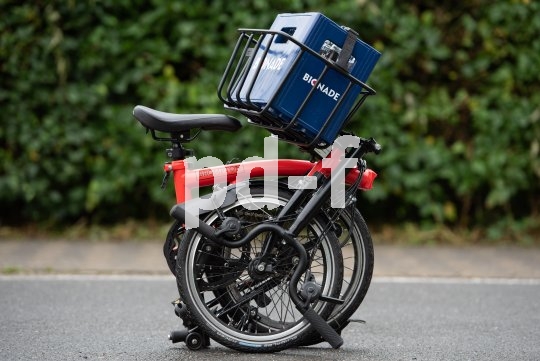 Für das Prompton-Faltrad gibt es einen passenden Gepäckkorb, der auch beim gefalteten Rad nicht im Weg ist.