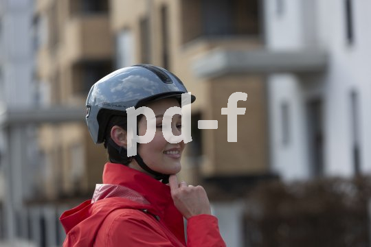 Frau mit Fahrradhelm