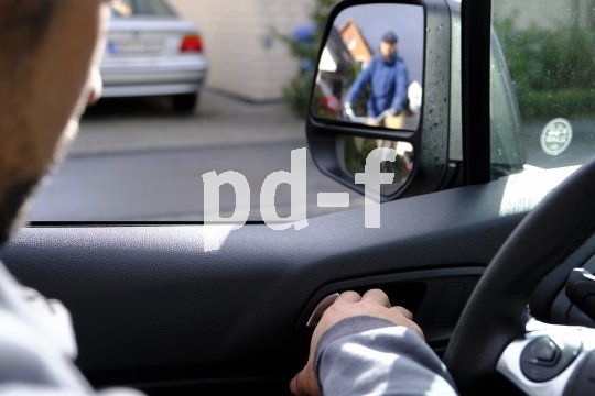 Beim "Holländischen Griff" greift der Autofahrer mit der rechten Hand zum Türgriff. Der Körper dreht sich so automatisch zum Schulterblick: Radfahrer werden nicht mehr so leicht übersehen, gefährliche "Dooring"-Unfälle seltener.