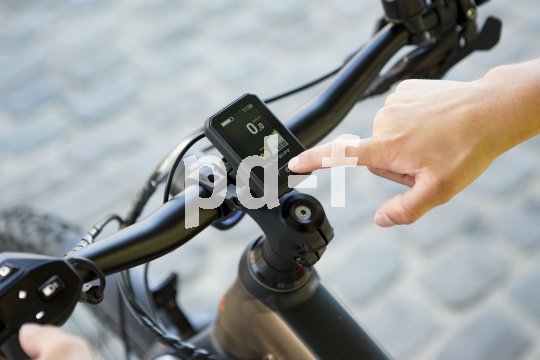 An Flyers Crossover-E-Bike "Goroc 2" ist der Panasonic-Antrieb GX Ultimate verbaut. Das Display zentral am Lenker gibt Aufschluss über alle Fahrdaten; bedient wird der Motor über die Remote-Tasten am linken Lenkergriff.