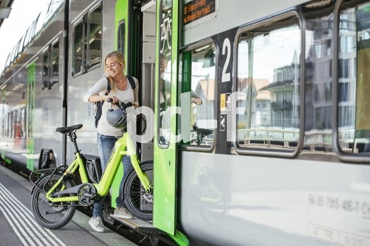 Kompaktbikes sind für den begrenzten Platz im städtischen Bereich gedacht. Das gilt auch für Kompakt-Pedelecs wie dieses der Marke Flyer. Eine Frei steigt mit einem E-Bike mit kleinen Rädern in einen Zug ein.