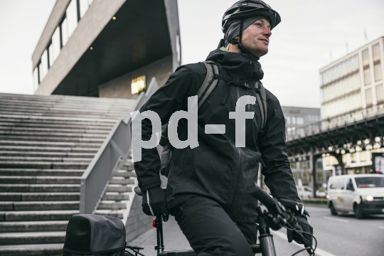 Vaudes "Comyou" ist eine Regenjacke, die zuverlässigen Wetterschutz beim Radfahren bietet.
