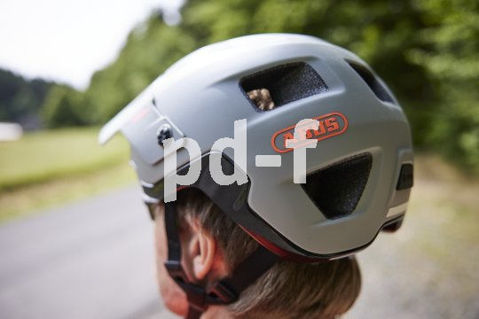 Fahrradhelm von hinten