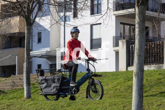 Cargobikes sind mittlerweile ein fester Bestandteil der städtischen Mobilität. Frau fährt mit Lastenrad