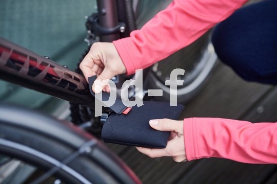 Sehr praktisch u. a. für den Radtransport per Auto sind passende Schutzhüllen für Fahrradpedalen. Sie ersparen manchen Kratzer - am Lack, an der Wade und an anderen Fahrrädern. Sie sind aus Recyclingmaterial gefertigt und kommen von Fahrer Berlin.