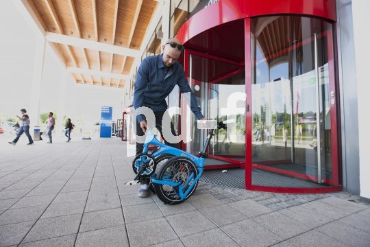 Nur wenige Handgriffe sind nötig, um aus dem vollgefederten Faltrad ein kompaktes Paket zu machen, das auch im Büro ein Plätzchen findet.