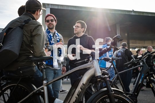 Unter Fußballfans wird das Thema E-Bike auch rege diskutiert.