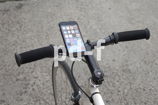 Wer mit dem Smartphone navigiert, sollte es fest und sicher am Lenker befestigen.