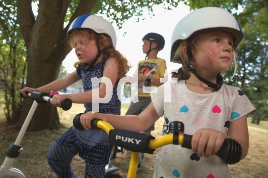Der Tretroller ist immer noch das ideale Einstiegsfahrzeug in die Welt der Zweiräder. Damit lernt sich das typische Balancieren und Kurvenfahren schnell und sicher - der Fuß ist immer ganz nah am Boden.