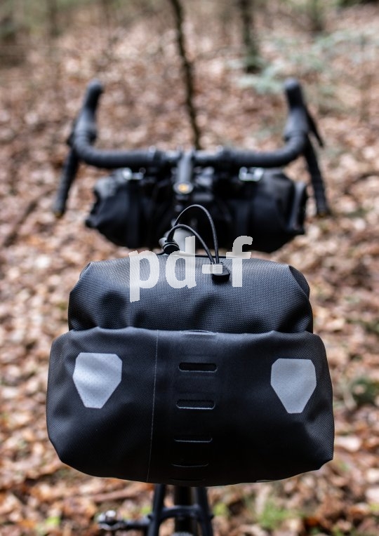 Ein Blick von hinten auf das verschlossene "Seatpack" von Ortlieb. Gut komprimiert, fest verzurrt und wasserdicht.
