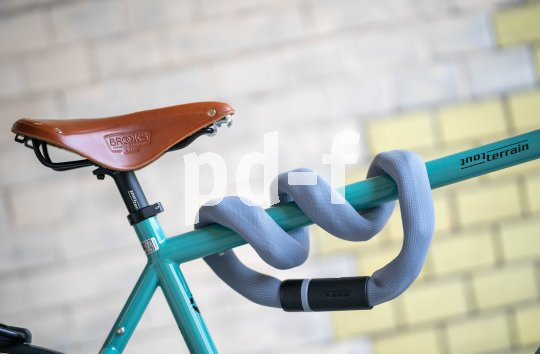 Ein flexibles Schloss lässt sich einfach am Fahrrad transportieren. Fahrradschloss an Fahrrad