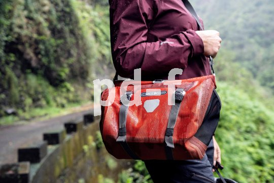 Frau mit Fahrradtasche