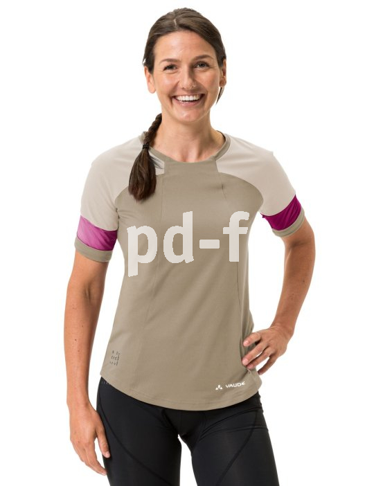 Ein lässiger Schnitt ist Markenzeichen eines speziellen Graveltrikots. Frau mit Fahrradtrikot