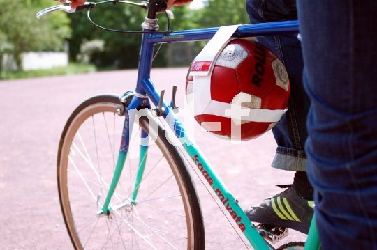 Die Bildunterschrift wird in Bälde eingefügt. Sie können uns aber gern auch per E-Mail oder Telefon kontaktieren, wir helfen gerne weiter. Ein roter Ball, mit Hilfe eines weißen Bandes im Rahmen eines Fahrrades befestigt.