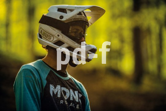 Für den Bikepark bietet sich die Kombination aus Fullface-Helm und Goggle an. Mann trägt Fullface-Helm in Wald beim Mountainbiken.