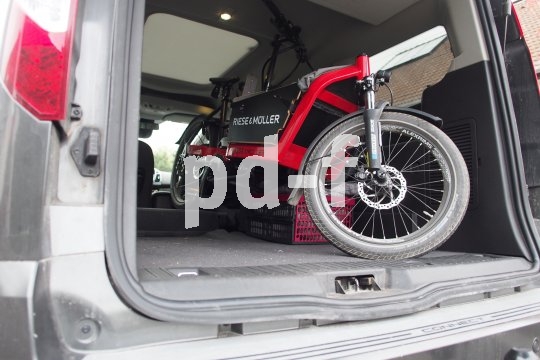 Lastenräder benötigen beim Transport im Auto meist mehr Platz als einfache Fahrräder. Zudem wiegen sie auch mehr, erst recht, wenn sie über eine elektrische Antriebsunterstüzung verfügen.