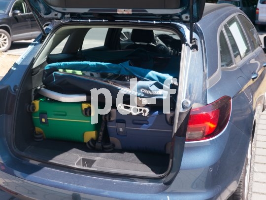 Kompakt zusammengefaltet passt ein Kinderanhänger in den Kofferraum.