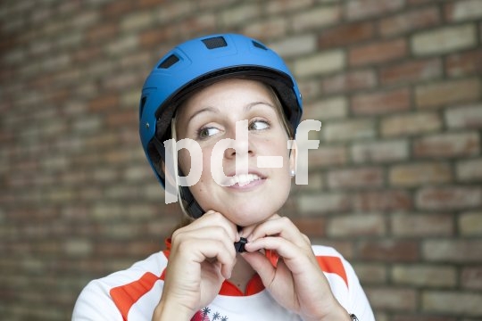 Helm-Einstellung Schritt für Schritt: Der Kinnriemen muss fest sitzen, ohne unangenehm zu drücken.