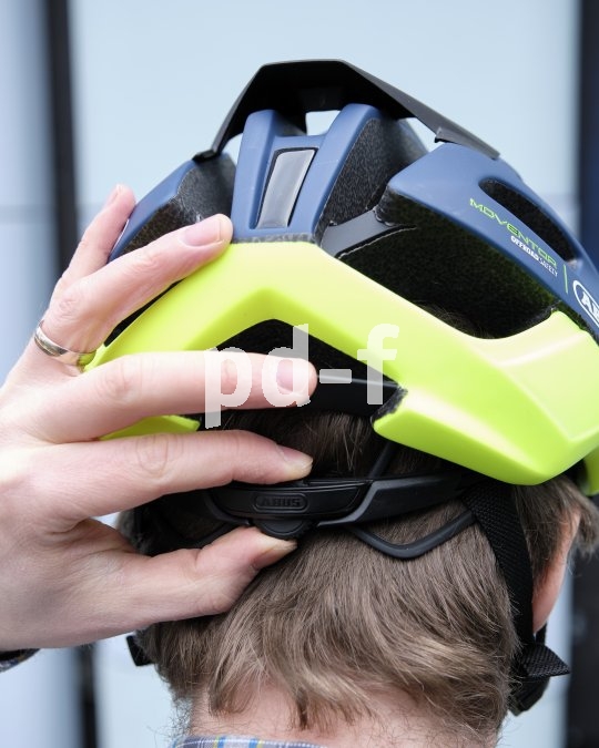 Hier lässt sich der Sitz des Helmes mit einem Stellrädchen regulieren.