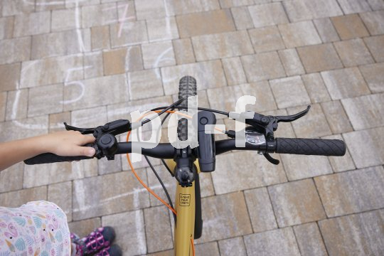 Lenker von Kinderfahrrad mit Licht und Klingel