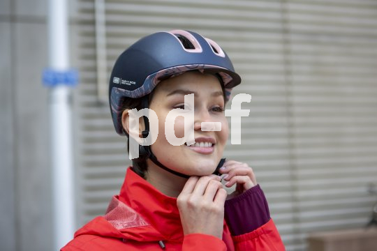 Frau schließt Fahrradhelm