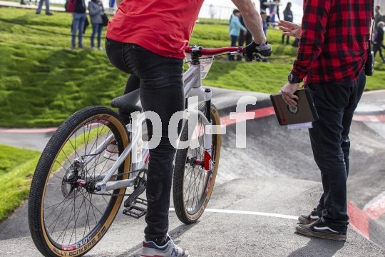Ein Reifen zum in die Luft gehen: Der "Billy Bonkers" von Schwalbe ist für Pumptrack, Dirtjump und Slopestyle konzipiert und bietet geringes Gewicht, hohe Traktion und abrolloptimierte Kanten in der Reifenmitte.
