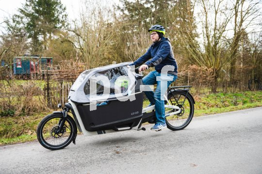 Mann fährt mit Lastenrad