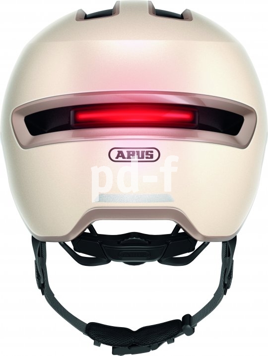 Bei diesem Helmmodell lässt sich eine magnetisch gehaltene Rücklichtleiste anbringen, die in verscheidenen Leuchtmodi für Sichtbarkeit bei Nacht sorgt.