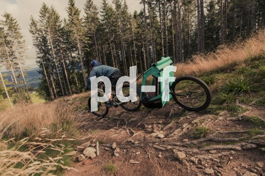 Ein Einspuranhänger lässt sich auch auf schmalen Trails einsetzen. Zumindest für den Kindertransport sollte er dann aber über eine gute Federung verfügen.