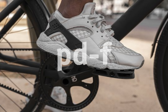 Ein ergonomisches Fahrradpedal ermöglicht einen festen Halt und runden Tritt. Schuh auf Pedal