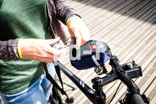 Sehr praktisch, so ein Täschchen für Biker, das sich am Rad befestigen lässt und ansonsten am Gürtel getragen oder einfach umgehängt wird: der "Komplize" von Fahrer Berlin.