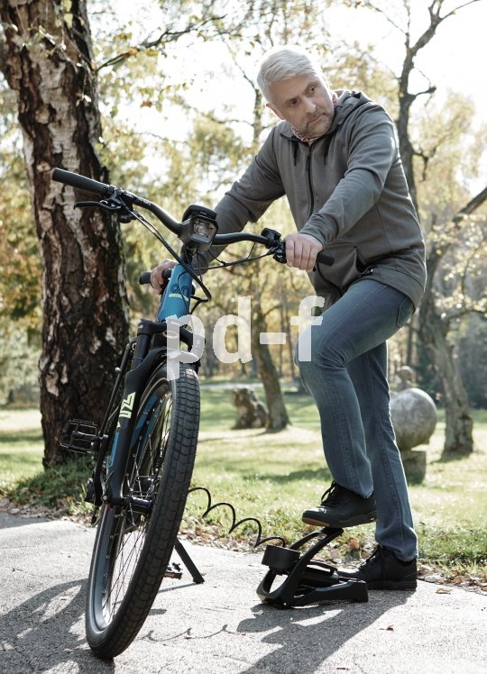 Der Vorteil einer Fußpumpe ist die Unterstützung des Pumpvorgangs durch das Körpergewicht. Gleichzeitig baut sie deutlich kleiner als eine Standpumpe.