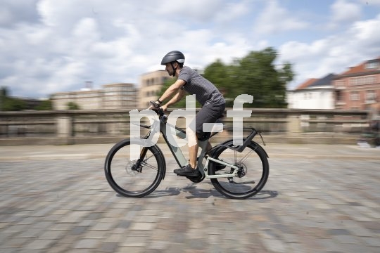 Kann ziemlich viel, und das ziemlich schnell: Das "Superdelite GT Rohloff HS mit GX-Option" ist das neueste Modell aus der Delite-Serie des Darmstädter Herstellers Riese & Müller. Doppelter, in den Rahmen integrierter Akku, leistungsfähiger Mittelmotor, Federung rundum, Rohloff-Nabe - ein echtes Luxus-Pedelec der schnellen 45 km/h-Klasse.