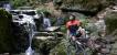 Mountainbiker vor Wasserfall