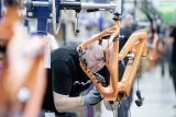 Ein Mann arbeitet an der Montage eines E-Bike-Rahmens.